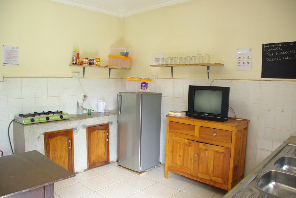 Отель Bikeventures House Uganda Джинджа Экстерьер фото