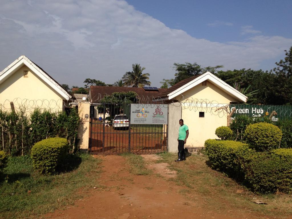 Отель Bikeventures House Uganda Джинджа Экстерьер фото